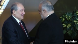 Armenia - Opposition leader Raffi Hovannisian (R) congratulates the new Armenian President Armen Sarkissian after an inauguration ceremony in Yerevan, 9 April 2018.