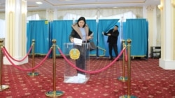 Астанадағы референдум учаскесінде дауыс беріп жатқан әйел. 15 наурыз, 2026 жыл.