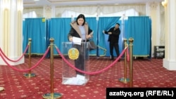 Голосование на участке в Астане в день референдума по проекту Конституции Казахстана. 15 марта 2026 года
