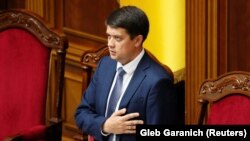 Разумков запевнив, що не прострочив терміни, підписавши закон 2 грудня