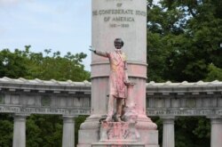 Облитий фарбою монумент конфедеративному президентову американського Півдня Джефферсону Дейвісу. Штат Вірджинія 5 червня 2020 року
