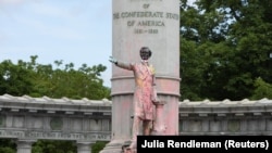 Protestuesit në SHBA kanë lyer me ngjyrë dhe më pas kanë rrëzuar një monument të Jefferson Davis në Virxhinia. 