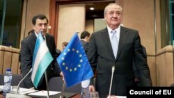 Министр иностранных дел Узбекистана Абдулазиз Комилов (справа) на очередном заседании Совета сотрудничества ЕС-Узбекистан в Брюсселе, 17 марта 2014 г.