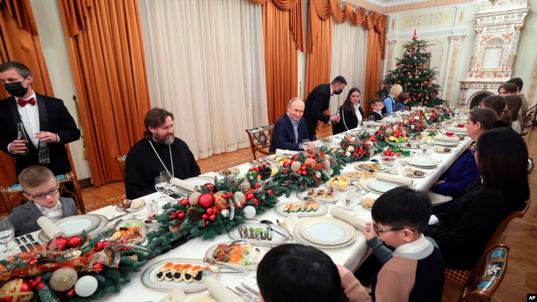 Președintele rus Vladimir Putin participă în ajunul Crăciunului pe rit vechi la o întâlnire cu familiile unor soldați care au murit în timpul „operațiunii speciale” din Ucraina, la reședința de stat Novo-Ogariovo din afara Moscovei, 6 ianuarie 2024.