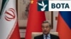Ministri i Jashtëm i Kinës, Wang Yi, duke folur gjatë një takimi me homologët e tij rus dhe iranian në mars 2025.