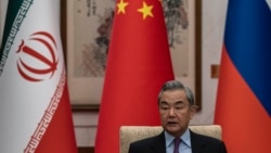 Kineski ministar spoljnih poslova Vang Ji tokom sastanka s ruskim i iranskim kolegama u martu 2025.