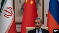 Міністр закордонних справ Китаю Ван Ї виступає під час зустрічі зі своїми російськими та іранськими колегами в березні 2025 року