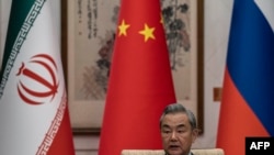 Ministri i Jashtëm i Kinës, Wang Yi, duke folur gjatë një takimi me homologët e tij rus dhe iranian në mars 2025.