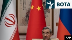Ministri i Jashtëm i Kinës, Wang Yi, duke folur gjatë një takimi me homologët e tij rus dhe iranian në mars 2025.