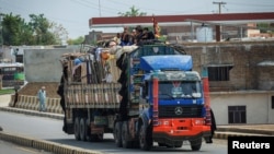 د افغان کډوالو په کډه بار لارۍ د تورخم له دروازې د اوښتو په حال کې
