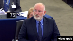 Frans Timmermans a anunțat că reacția Comisiei Europene în cazul adoptării unor noi ordonanțe de justiție în materie penală ar veni în câteva zile. Lupta anticorupție devine temă de campanie în UE