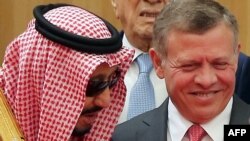 Иордания королі Абдалла ІІ (оң жақта) Араб елдері лигасының саммитінде Сауд Арабиясының королі Салман бин Абдулазиз әл-Саудпен сөйлесіп тұр. Иордания, 29 наурыз 2017 жыл. 