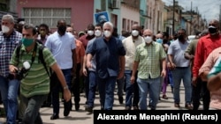 حضور دیاز و همراهانش در خیابان‌های سان آنتونیو د لاس بانیوس همزمان با اعتراض‌های روز یکشنبه در هاوانا