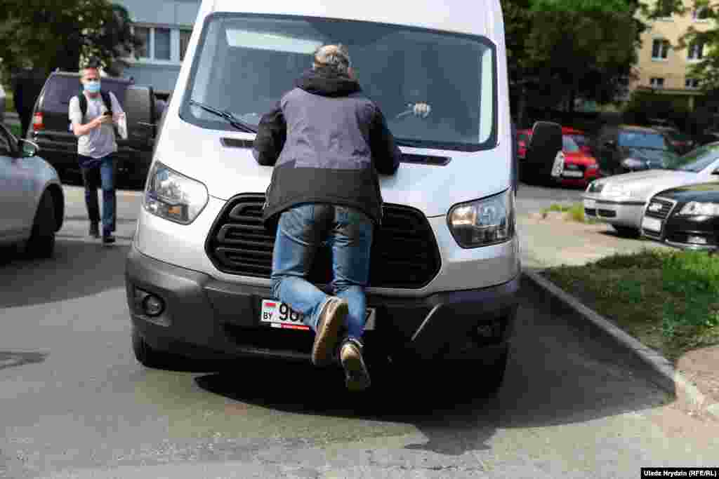 A supporter tried in vain to stop the vehicle from taking Sevyarynets away.