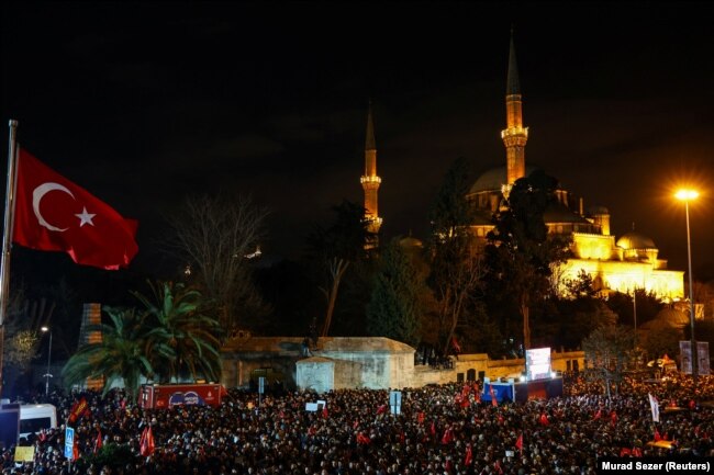 Mbështetësit e kryetarit të Stambollit, Ekrem Imamoglu, mblidhen pranë ndërtesës së Bashkisë Metropolitane të Stambollit për të protestuar kundër ndalimit të Imamoglu, 19 mars 2025.