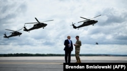 Американскиот претседател Доналд Трамп посматра воена вежба во државата Њујорк, 13.08.2018.