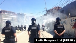 Gaz lotsjellës ndaj protestuesve