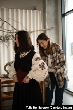 Вишита пам’ять Херсонщини: переселенка відтворює старовинні сорочки і зображає тварин, які загинули через війну