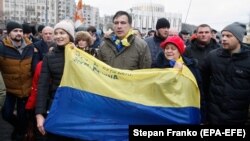 Former Odesa Governor Mikheil Saakashvili (center) walks with protesters in downtown Kyiv on December 5. 