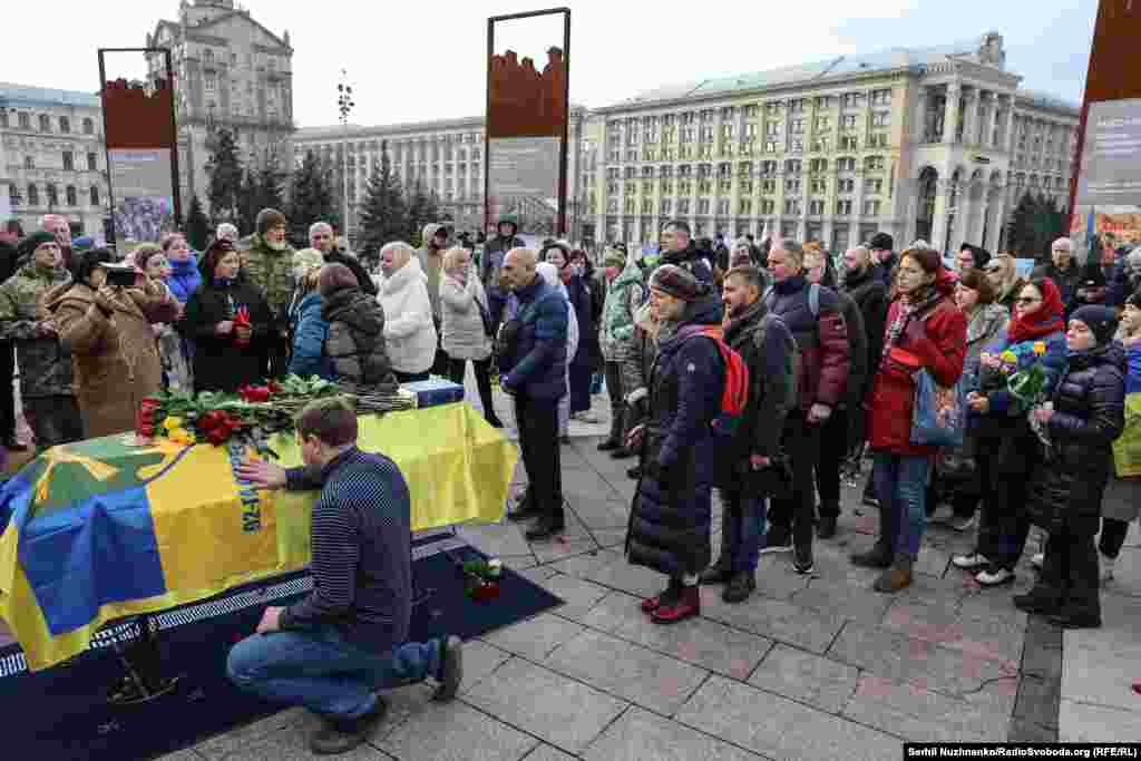 Прощання з українським військовослужбовцем, військовим кореспондентом та учасником Революції Гідності Русланом Ганущаком на майдані Незалежності в Києві