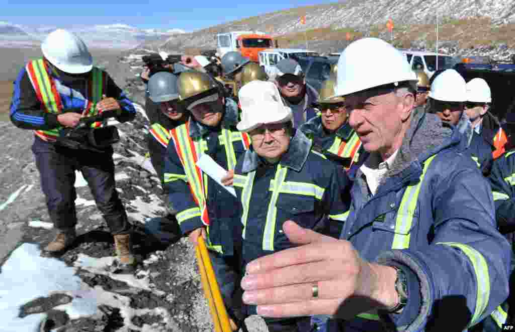 Kyrgyzstan Prime Minister Jantoro Satybaldiev (second right) listens to Michael Fischer (right), president of Kumtor Operating Company, during an official visit to the Kumtor mine on October 1. 