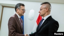 Ministrul ucrainean de Externe Dmitro Kuleba și omologul său ungar Peter Szijjarto la Bruxelles, cu două zile înainte de summitul UE la care Budapesta ar putea bloca deschiderea negocierilor de aderare cu Ucraina, afectând și șansele R. Moldova. Bruxelles, 11 decembrie 2023.