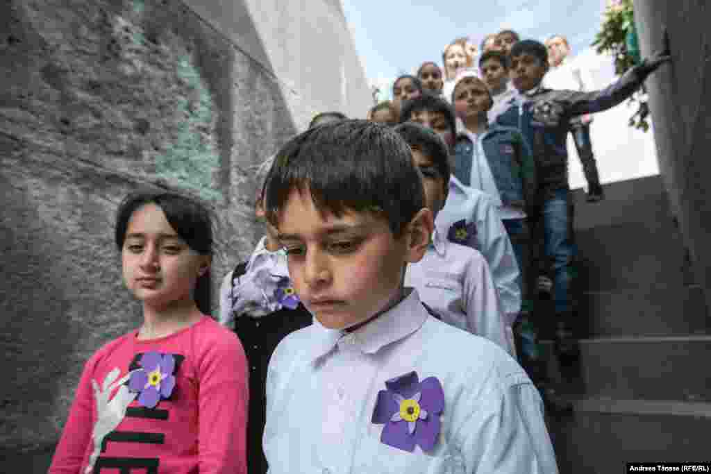 Un grup de copii purtând în piept emblema Centenarului Genocidului Armean, &bdquo;floarea de nu-mă-uita&rdquo;, vizitează Monumentul Genocidului Armean din Erevan, cu ocazia Centenarului Genocidului Împotriva Armenilor, Erevan, Armenia. Floarea de nu-mă-uita a fost aleasă ca simbol al Centenarului Genocidului Armean și reprezintă trecutul, prezentul, viitorul şi eternitatea comunităţilor armeneşti din întreaga lume.