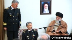 حسین خانزادی (ایستاده) در کنار حبیب‌الله سیاری و علی خامنه‌ای