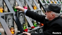 “Nepis ýüzlük” monumentine gül desseleri goýulýar.