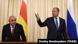 Дмитрий Медоев и Сергей Лавров (архивная фотография)