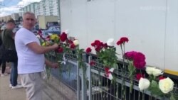 Білоруси принесли квіти до місця, де загинув протестувальник (відео)