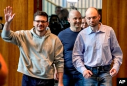 Yashin, Pivovarov, and Kara-Murza enter a news conference in Bonn on August 2.