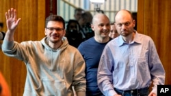 Russian opposition figures (from left to right) -- Ilya Yashin, Andrei Pivovarov, and Vladimir Kara-Murza in Germany, shortly after they were released as part of an East-West prisoner swap in early August.