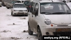 Автомобили Daewoo Nexia и Daewoo Matiz на дороге. Алматы, 24 февраля 2014 года. 