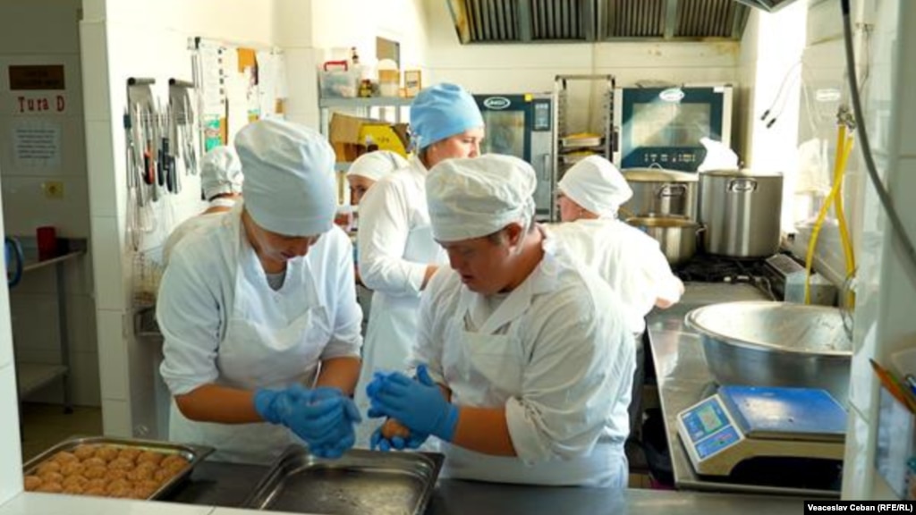 Alături de alți tineri cu nevoi speciale, el pregătește prânzuri pentru bătrânii singuri din localitate.