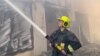 Un pompier stinge incendiile de la silozurile cu cereale lovite de rachetele și dronele rusești, Odesa, 19 iulie. 