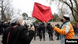 Червените гащи се появиха и на протеста в неделя пред посолството на Русия в Прага