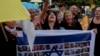 Oamenii bucuroși la Tel Aviv după anunțul armistițiului și posibilei întoarceri acasă a ostaticilor din Gaza. 