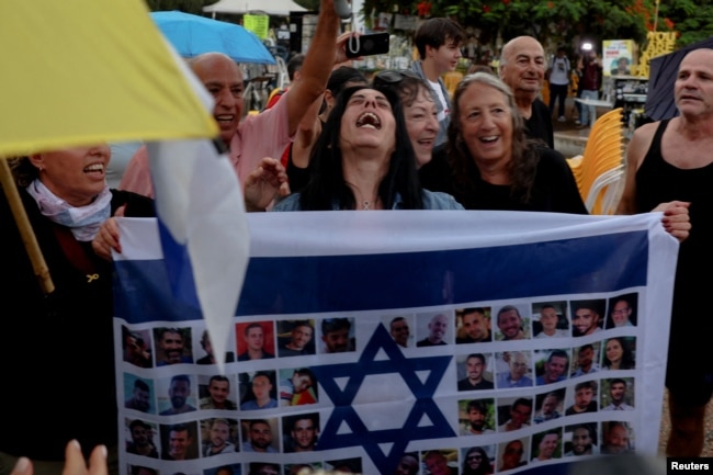 Familjarët e pengjeve izraelite duke festuar në Tel Aviv, pas lajmit për marrëveshjen mes Izraelit dhe Hamasit për armëpushim dhe lirim të pengjeve, 9 tetor.