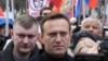 Aleksei Navalny (öndə) etiraz aksiyasında, 29 fevral, 2020-ci il