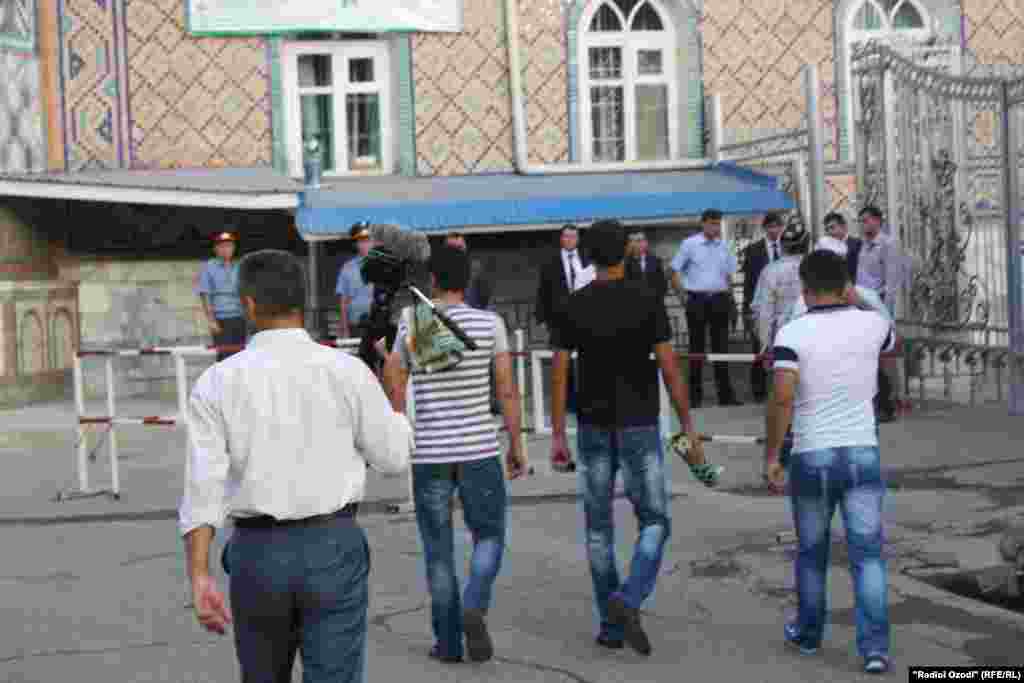 Ҳазорон намозгузор субҳи барвақт барои адои намози иди Фитр омаданд&nbsp;