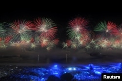 Фойерверки по време на новогодишните празненства на плажа Копакабана в Рио де Жанейро