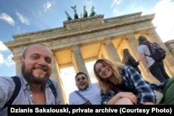 Дзяніс з дачкой і зяцем у Бэрліне. Фота з прыватнага архіву