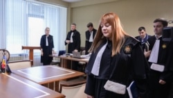 Judecătoarea Ana Cucerescu (în prim plan) întră în sala de judecată, la una din ședințele de judecată din dosarul lui Vladimir Plahotniuc.