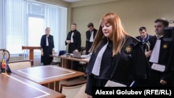 Judecătoarea Ana Cucerescu (în prim plan) întră în sala de judecată, la una din ședințele de judecată din dosarul lui Vladimir Plahotniuc.