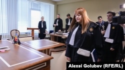 Completul care examinează dosarul lui Plahotniuc întră în sala de judecată.