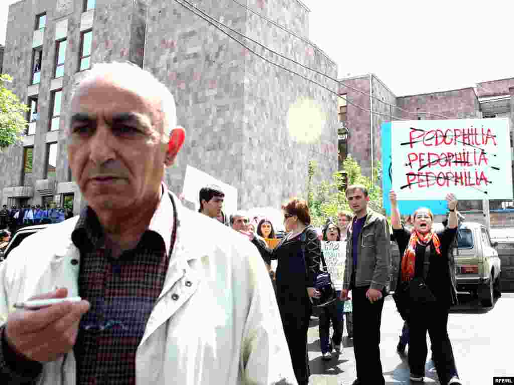 Նուբարաշենի թիվ 11 հատուկ դպրոցի նախկին ուսուցիչ Լեւոն Ավագյանը - Մեղադրվում է նույն դպրոցի սաների նկատմամբ անառակաբարո գործողությունների մեջ