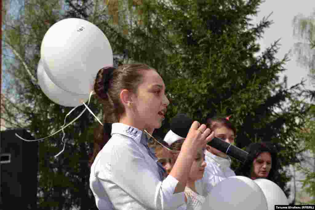 На траурном митинге выступали не только взрослые &ndash; но и дети. Они рассказывали стихи, пели песни на армянском языке и запускали в небо белые шарики в память о сотнях тысяч армян, погибших в Османской империи.