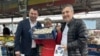 Victor Perțu (dreapta), alături de Vasile Costiuc, liderul partidului „Democrația Acasă”, la o piață din Orhei, pe 3 mai 2026
