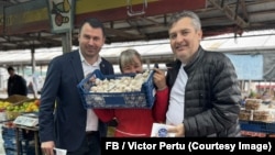 Victor Perțu (dreapta), alături de Vasile Costiuc, liderul partidului „Democrația Acasă”, la o piață din Orhei, pe 3 mai 2026